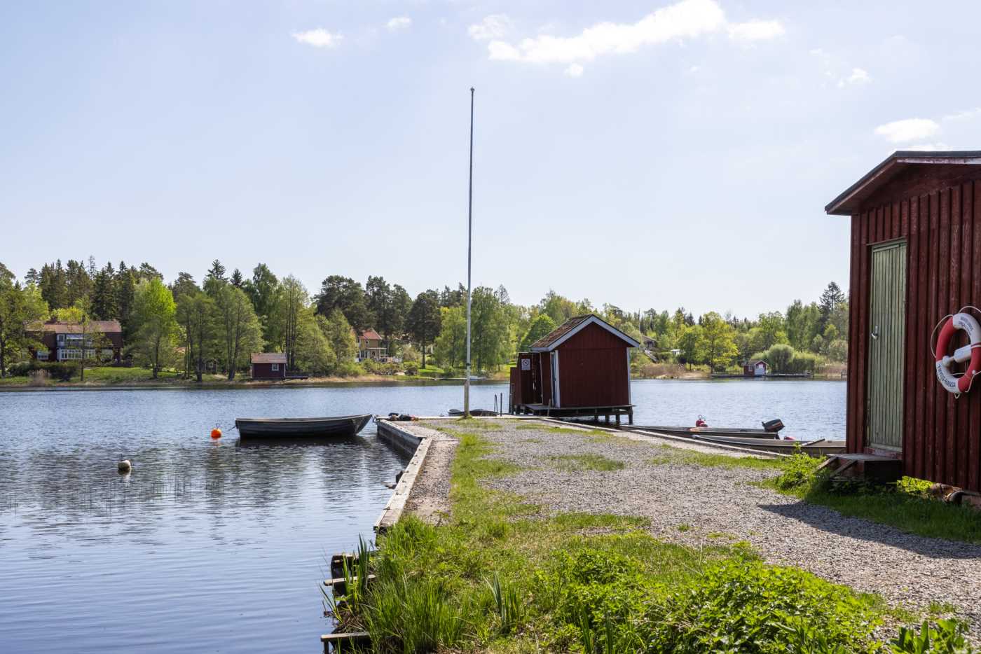 Bryggan med roddbåtar till Badholmen