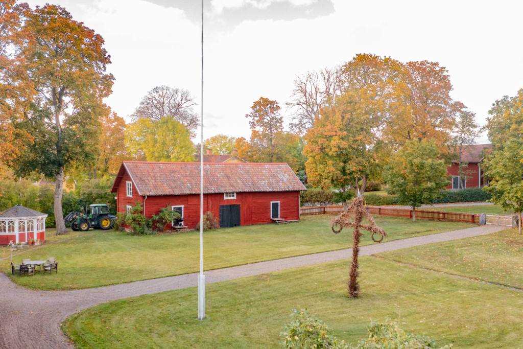 Lågupplöst G†rdsplan med h„rliga gr„sytor och grusg†ngar