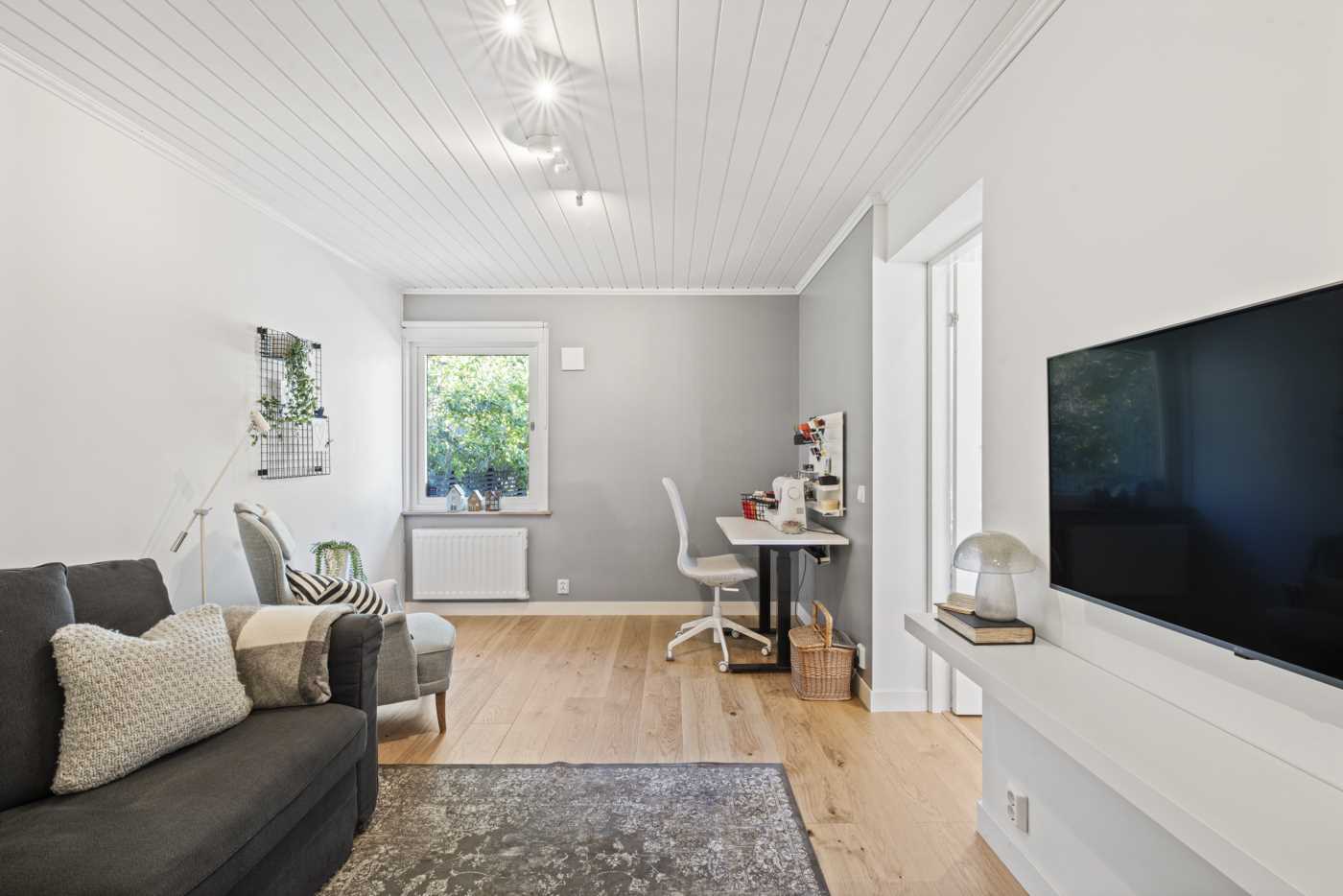 Ett rymligt kontor som säljarna skapade 2021, i anslutning till vardagsrummet