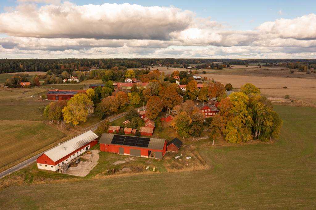 Lågupplöst Tilasg†rden med ekonomibyggnader l„ngst ned  till v„nster