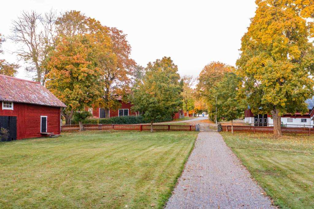 Lågupplöst Vy fr†n  karolinerg†rden_ mot kyrkbyns bygatan med skola och kyrka