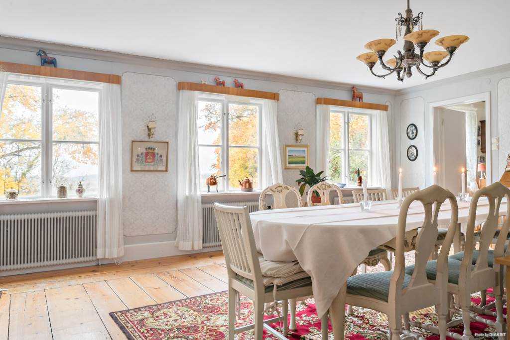 Lågupplöst Salen „r mang†rdens st”rsta rum och har ljusinsl„pp via tre f”nster