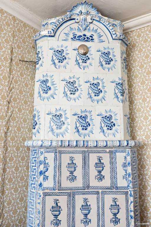 Lågupplöst Vacker kakelugn i h”rnrummet som ligger i fil med f”rmaket