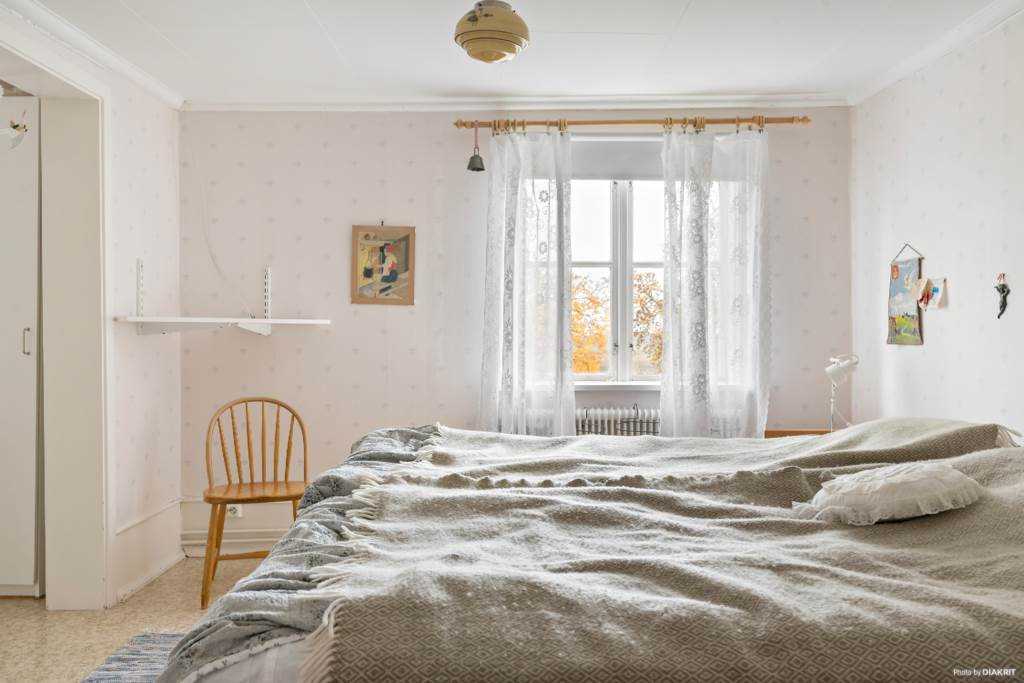 Lågupplöst Stora sovrummet med ”ppning mot dressingroom med wc