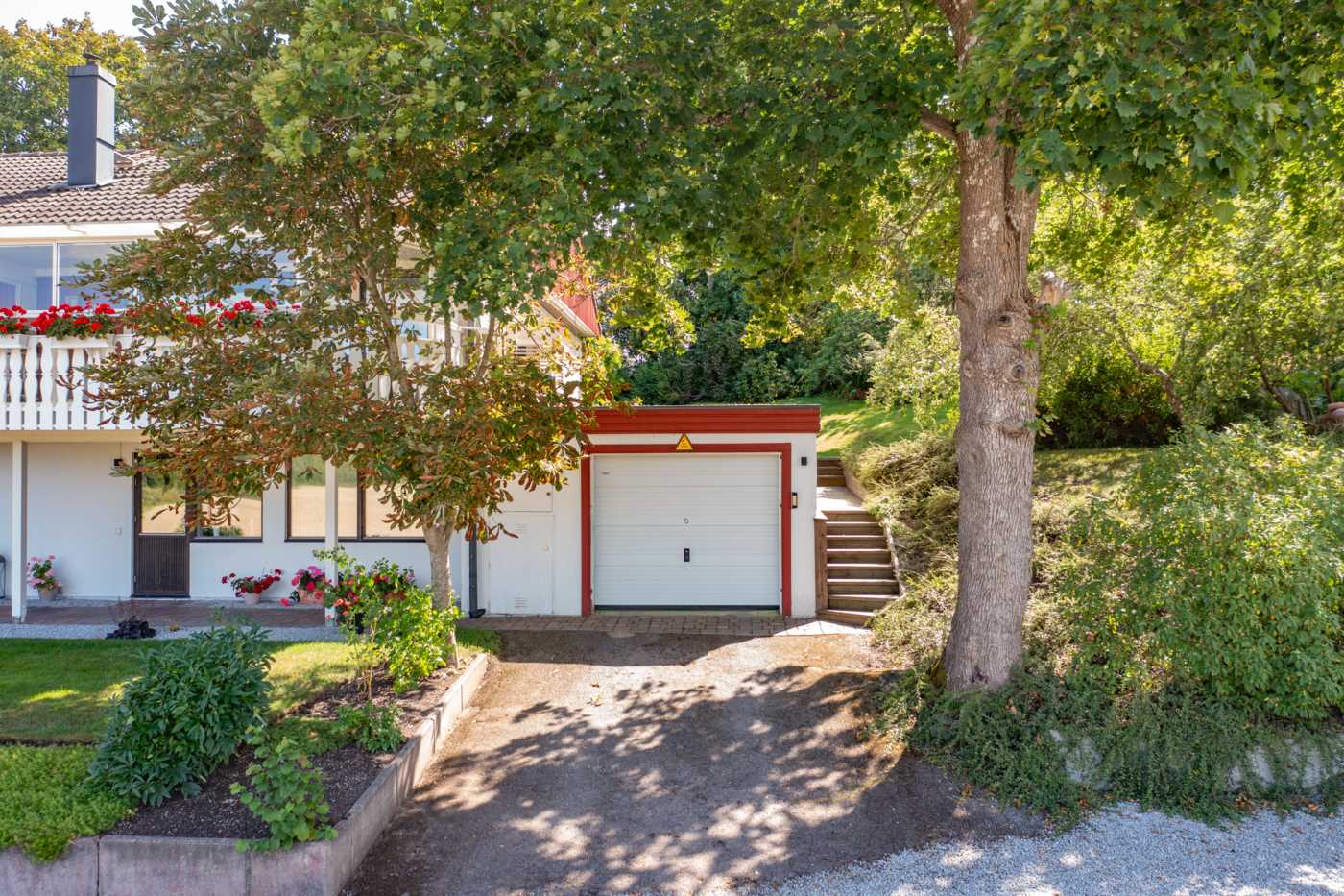 Rejält garage med verkstad i vinkel in i huset