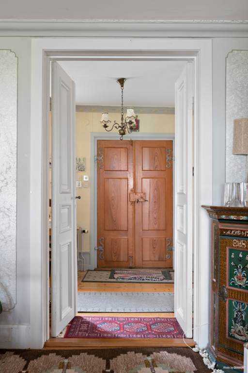 Lågupplöst Vy fr†n salen mot entr‚n