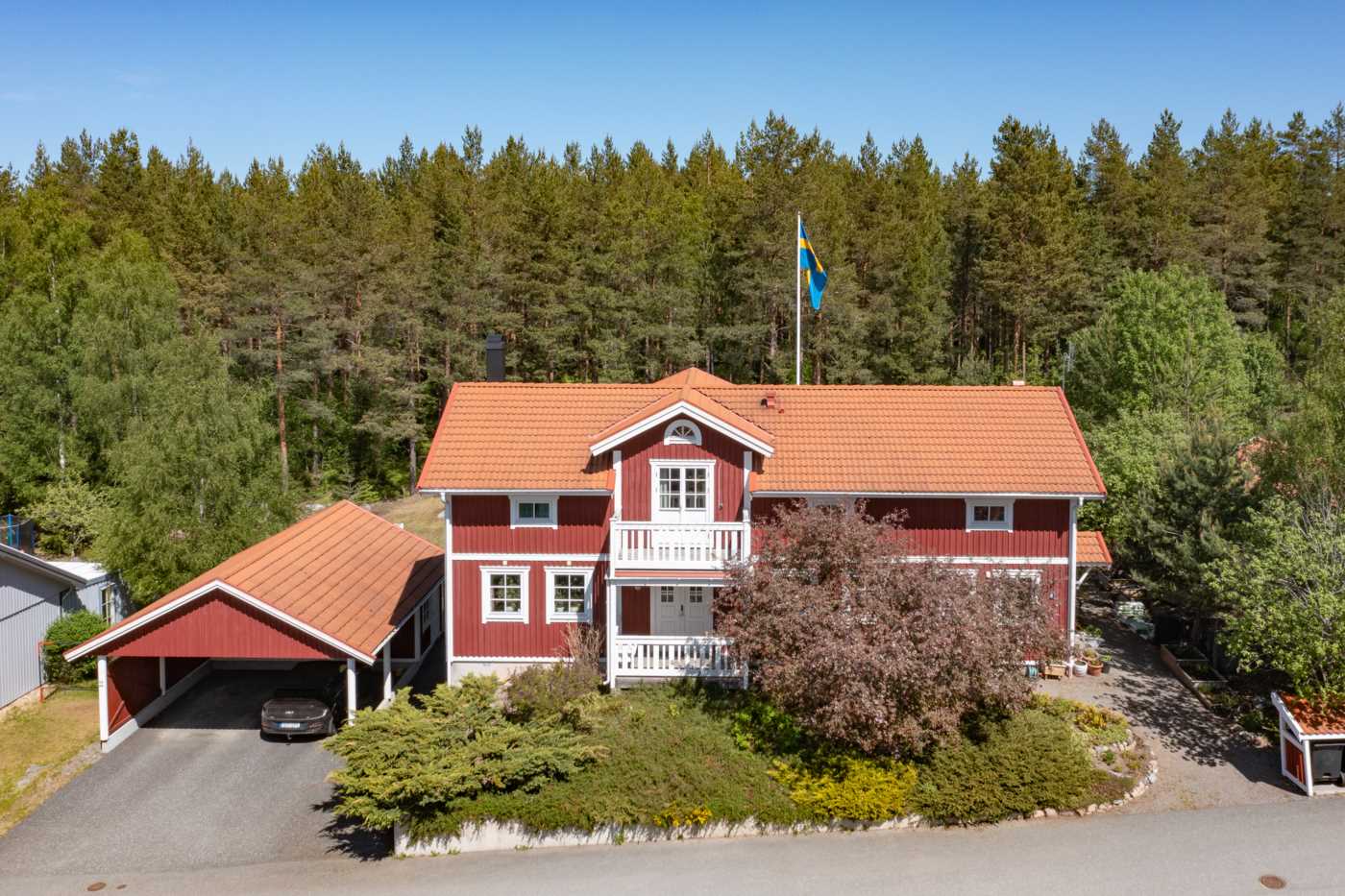 Framsidan med stor dubbelcarport