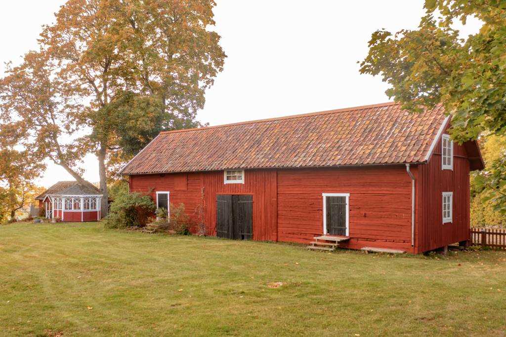 Lågupplöst Flygeln best†r av tv† flyttade och sammanbyggda huskroppar