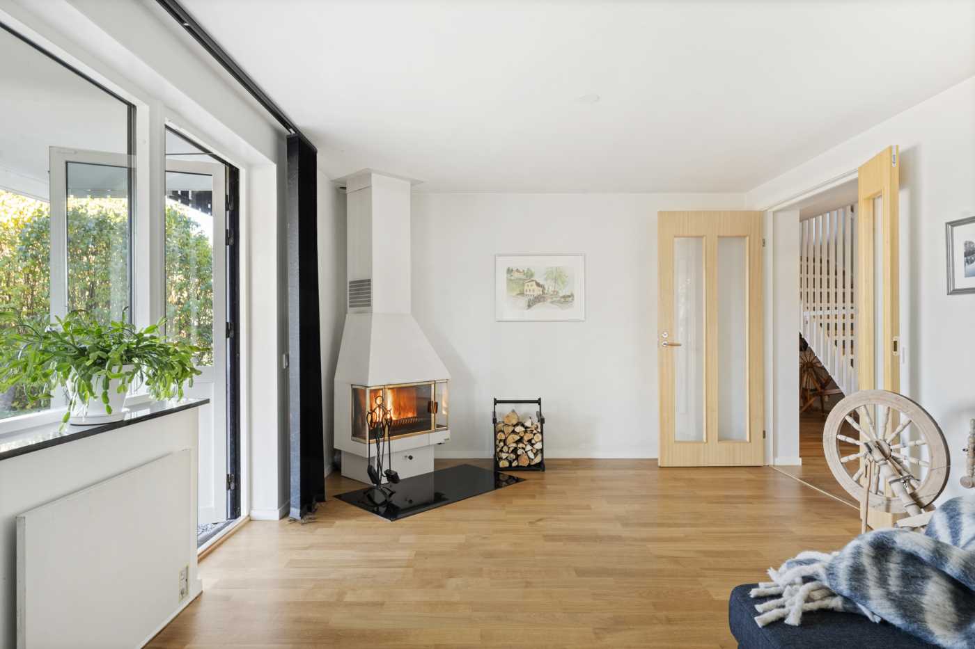 Stor gillestuga med värmande braskamin