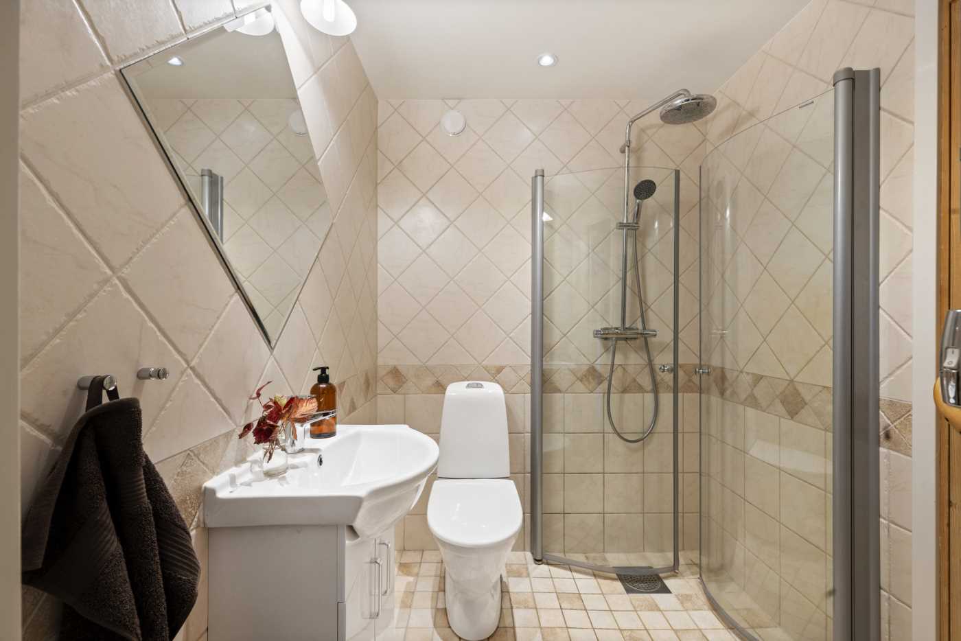 Helkaklat duschrum med ingång till möjlig bastu