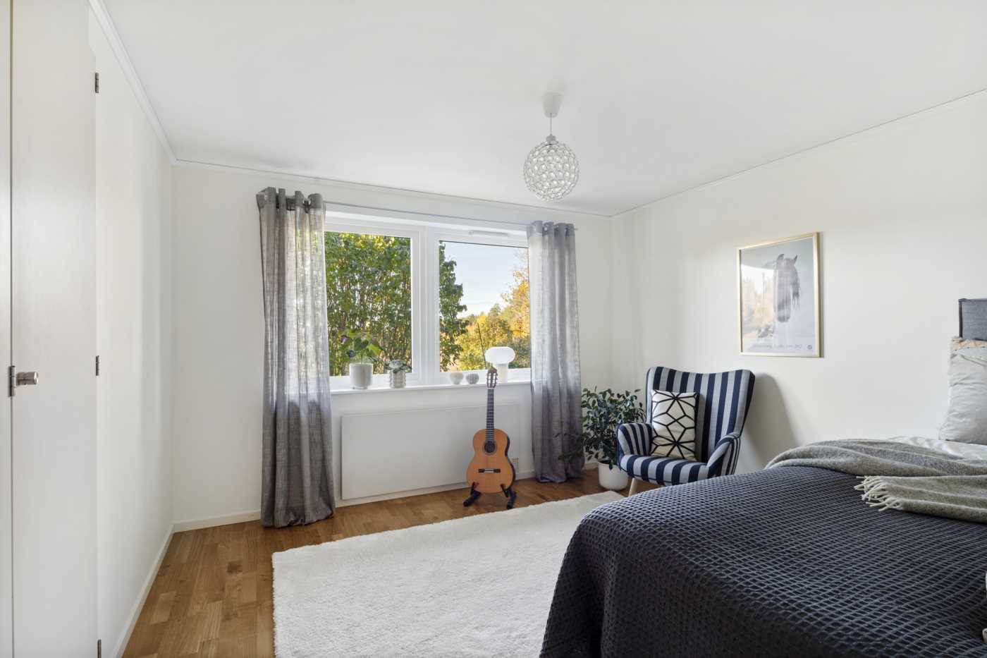 Sovrum med fint fönsterparti i suterrängplan