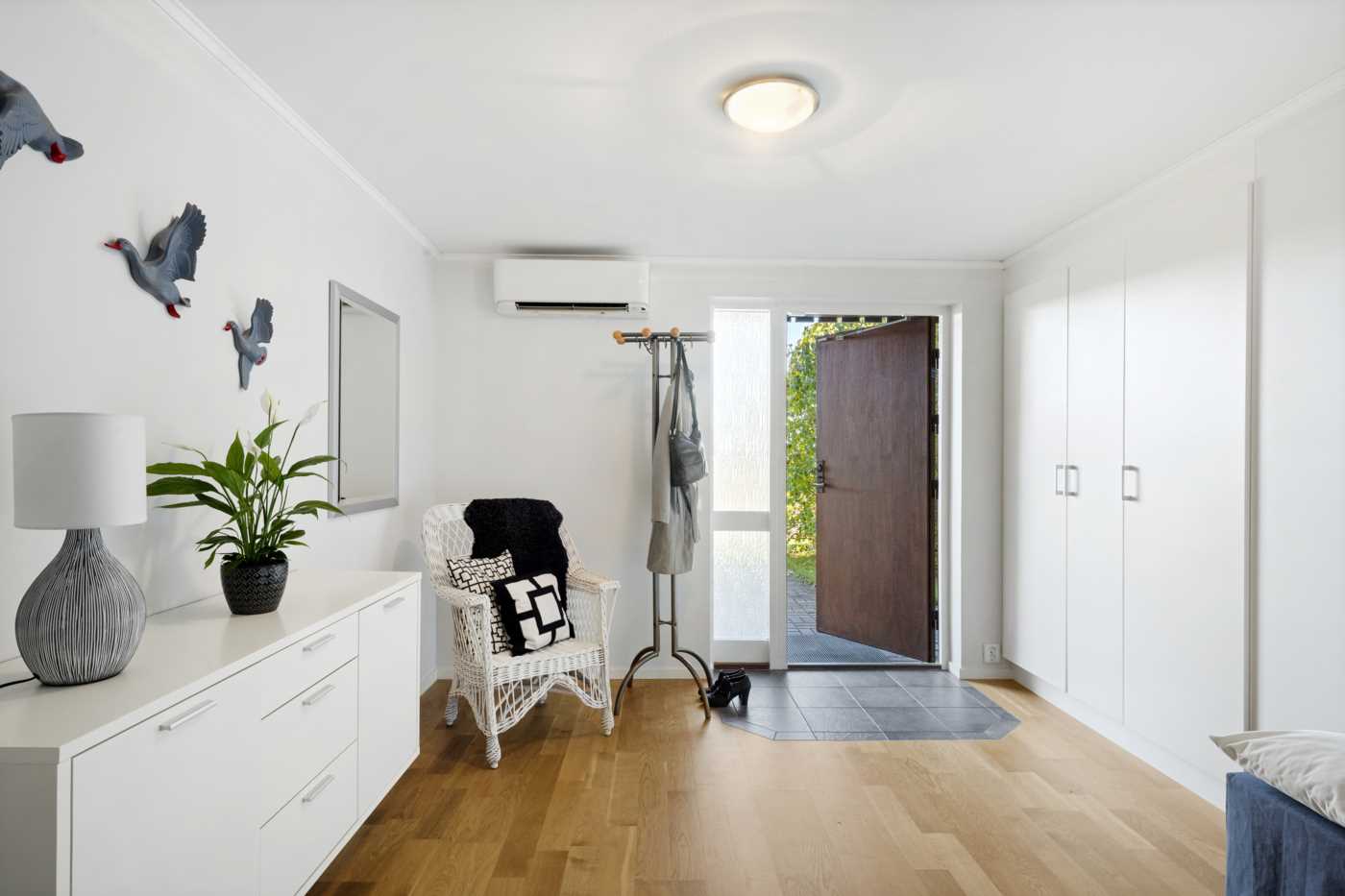 Rymlig entré med  plats för både hatthylla och möblemang och förvaring i  garderober