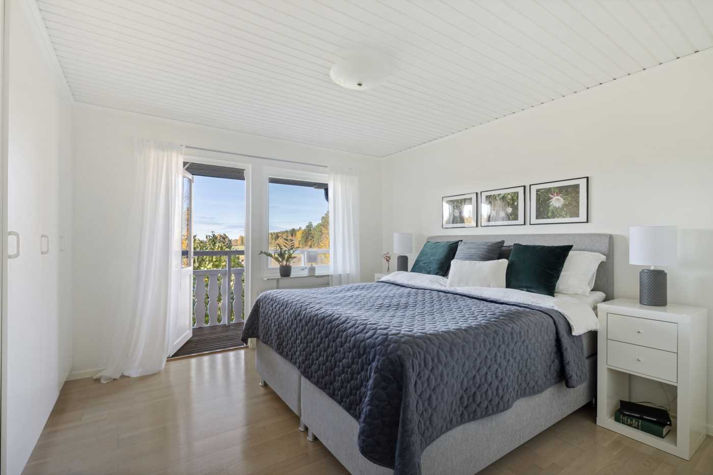 "Master bedroom" med utgång till balkong och förvaring tre garderober