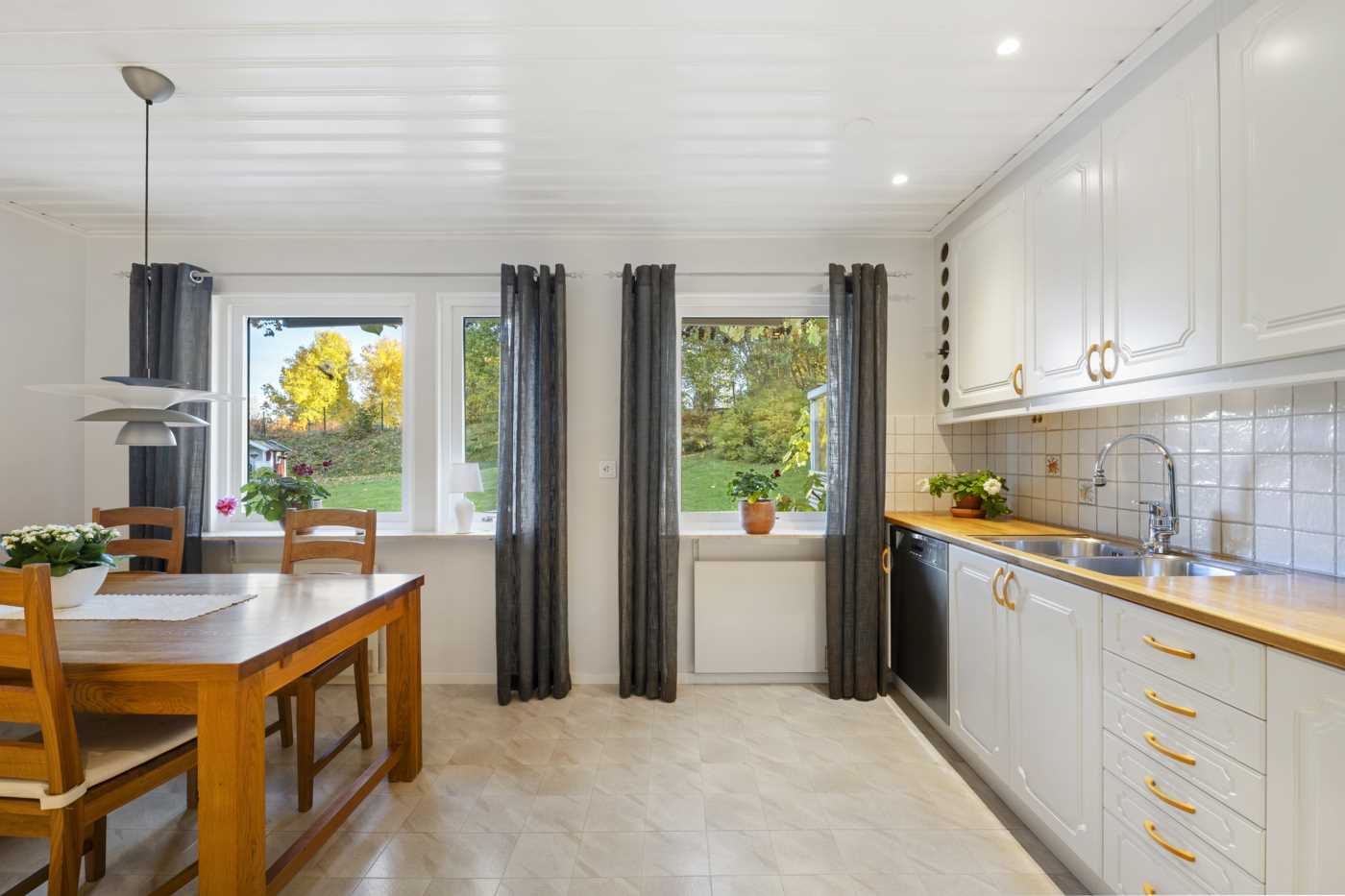 Fint ljusinsläpp och vy mot trädgårdssidan och skogsbacke