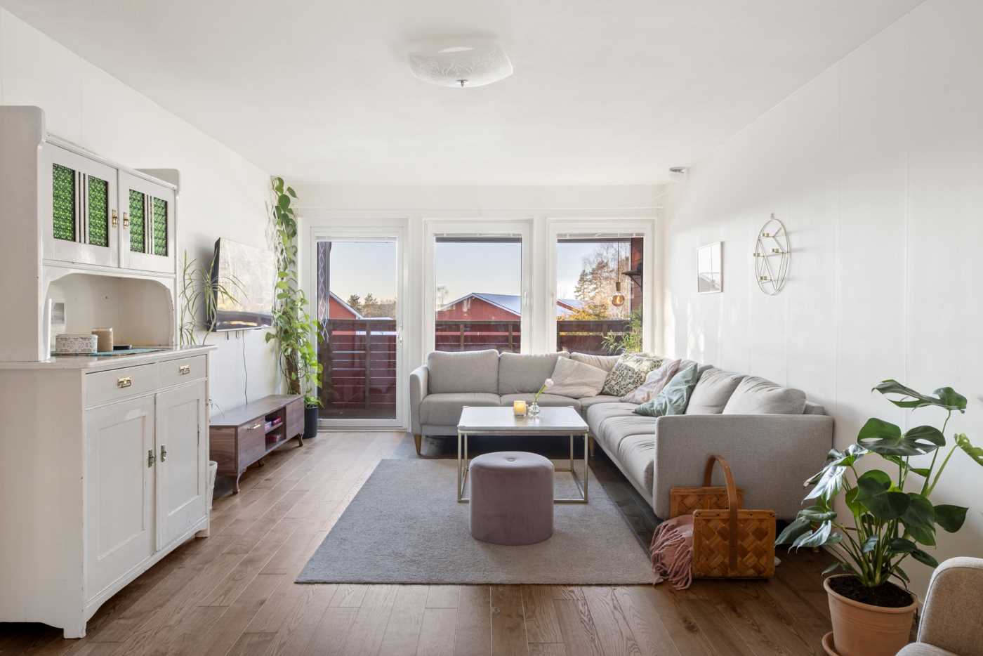 Trivsamt vardagsrum med utgång till balkong