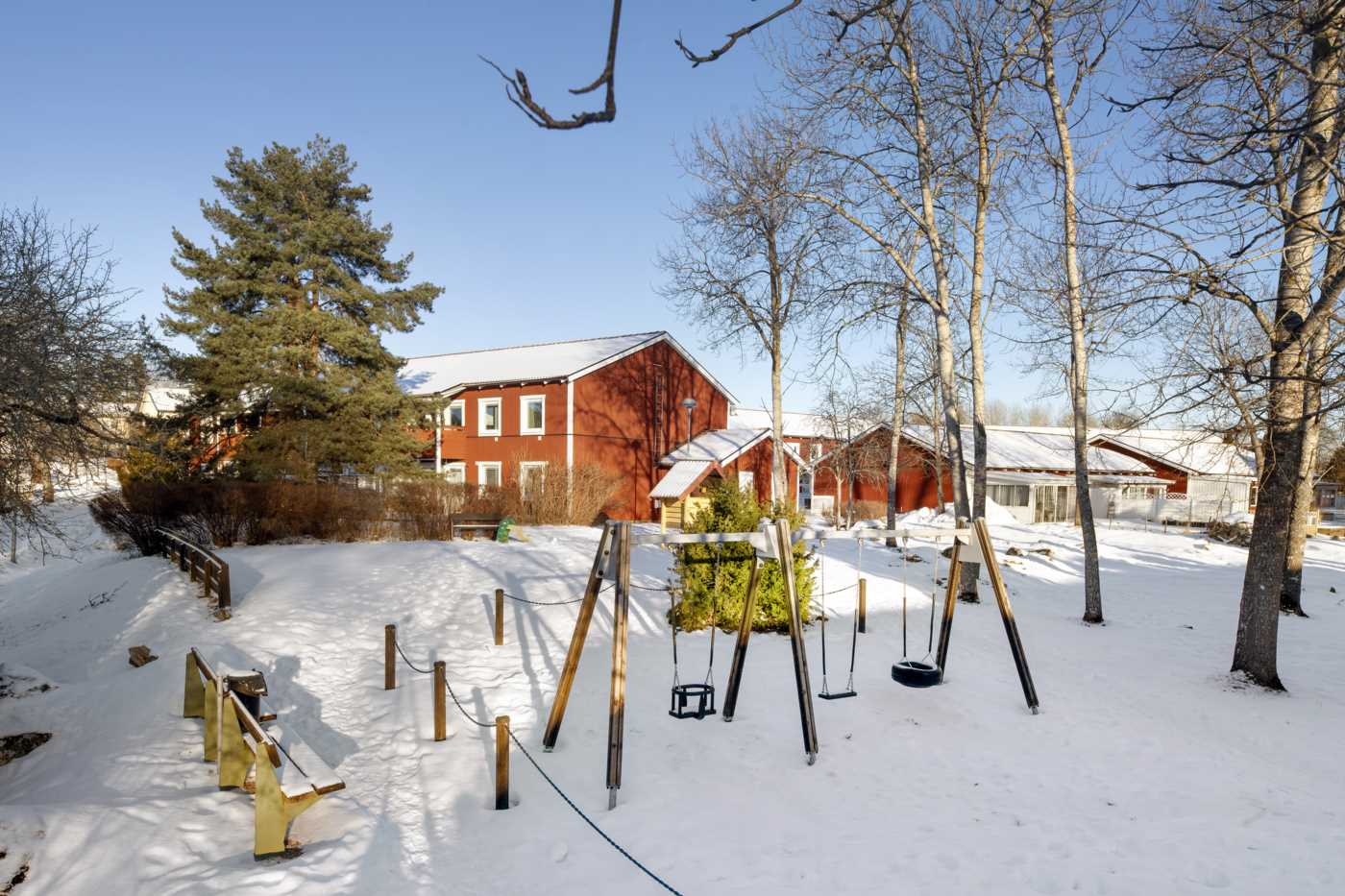 Lekplatsen och huset i bakgrunden