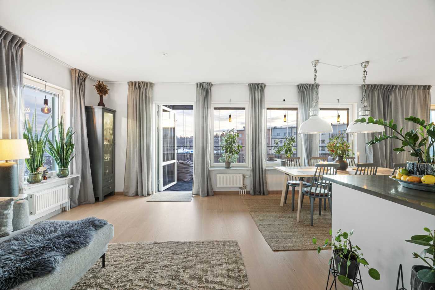 Utgång till inglasad balkong om ca 20 kvm i fint sydvästläge