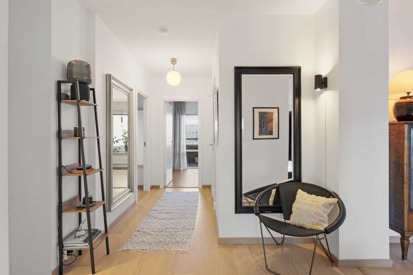 Den inre hallen i vinkel som leder sovrumssektionen med två sovrum och duschrum