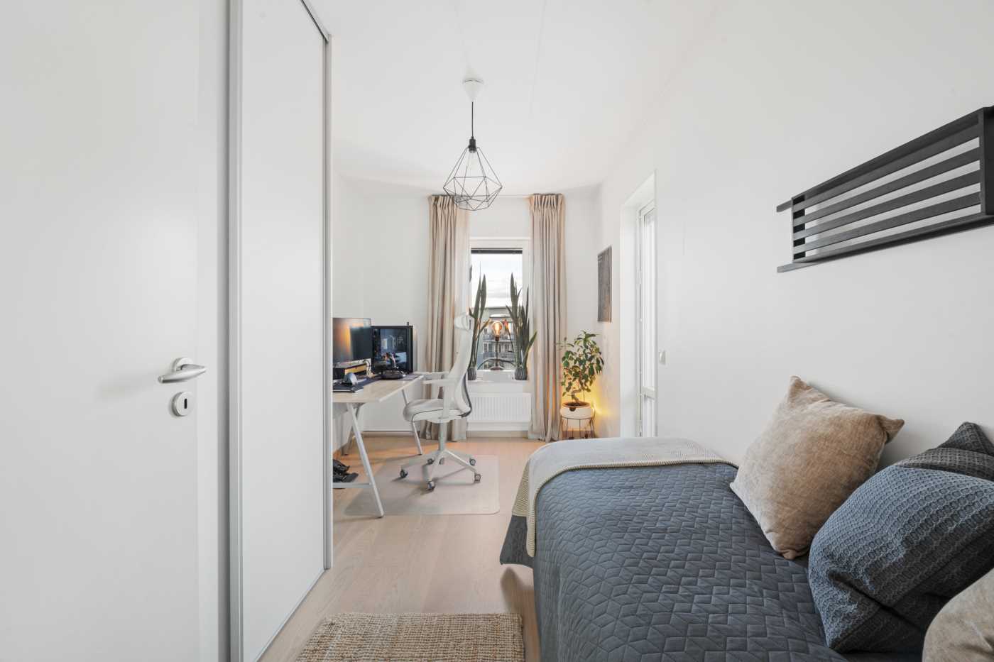 Lägenhetens minsta sovrum med utgång till egen balkong