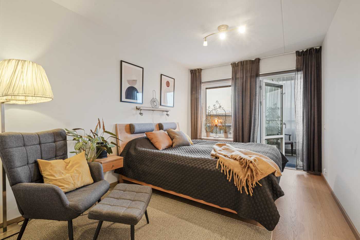 Stort sovrum med utgång till lägenhetens andra inglasade balkong