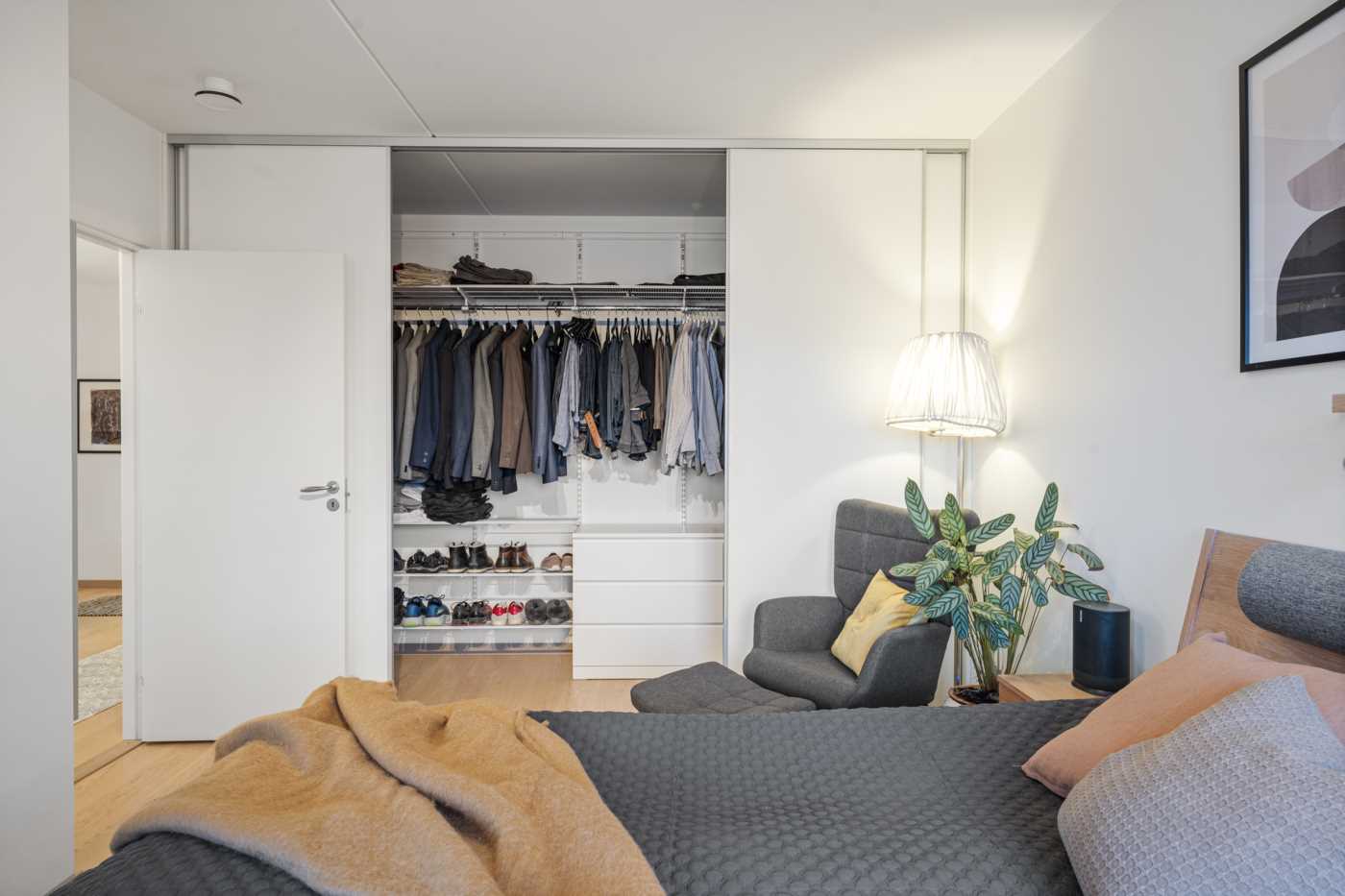 Fantastisk förvaring i djup skjutdörrsgarderob