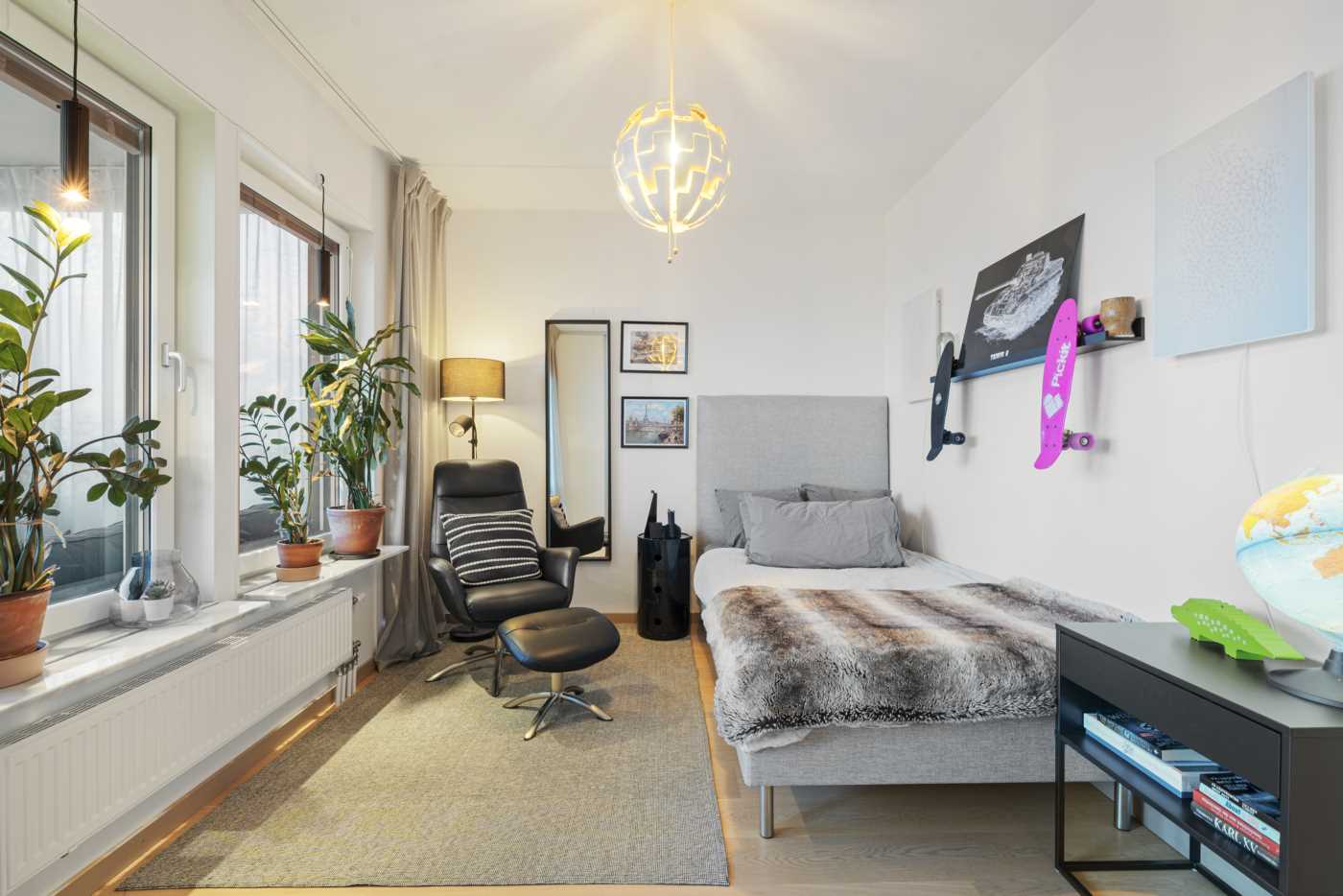 Sovrum med fint fönsterparti