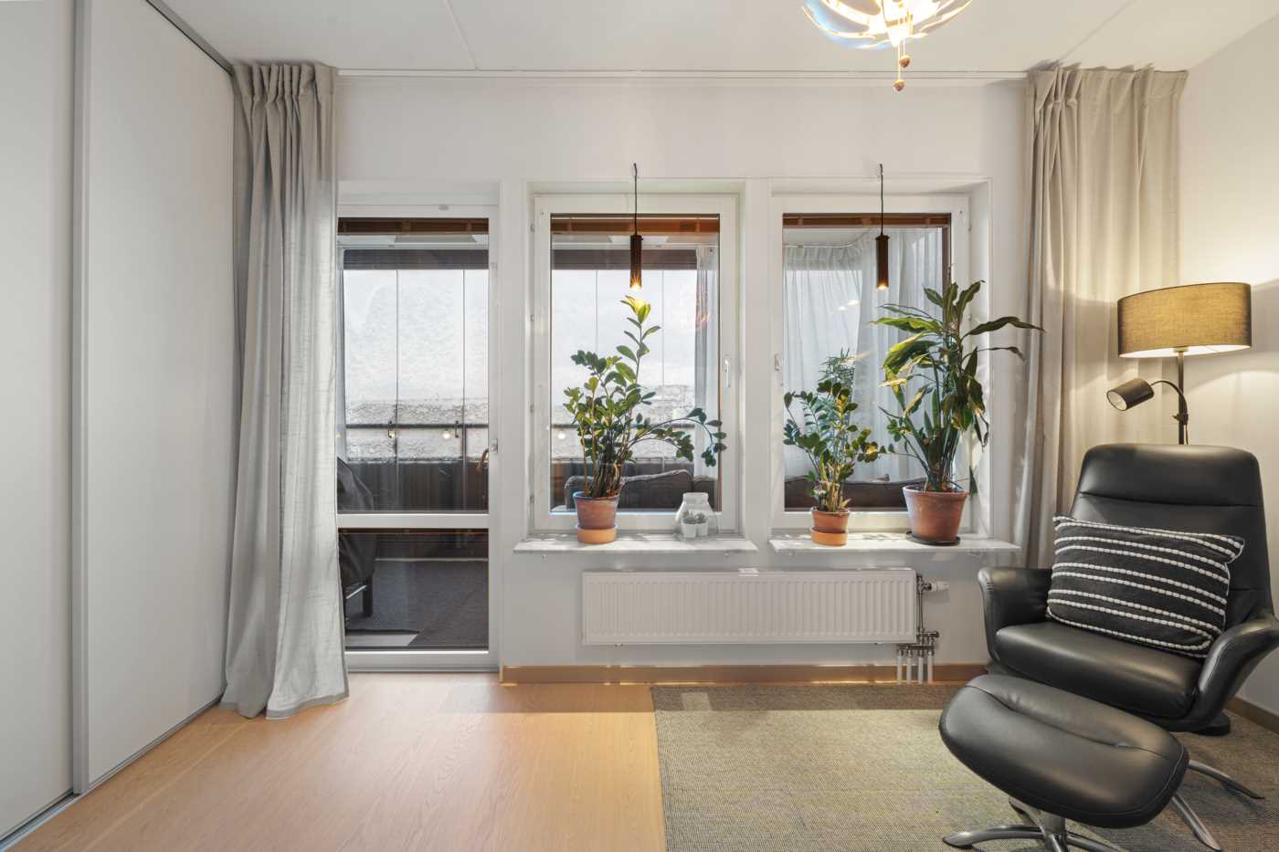 Utgång till den inglasade balkongen och förvaring i skjutdörrsgarderob