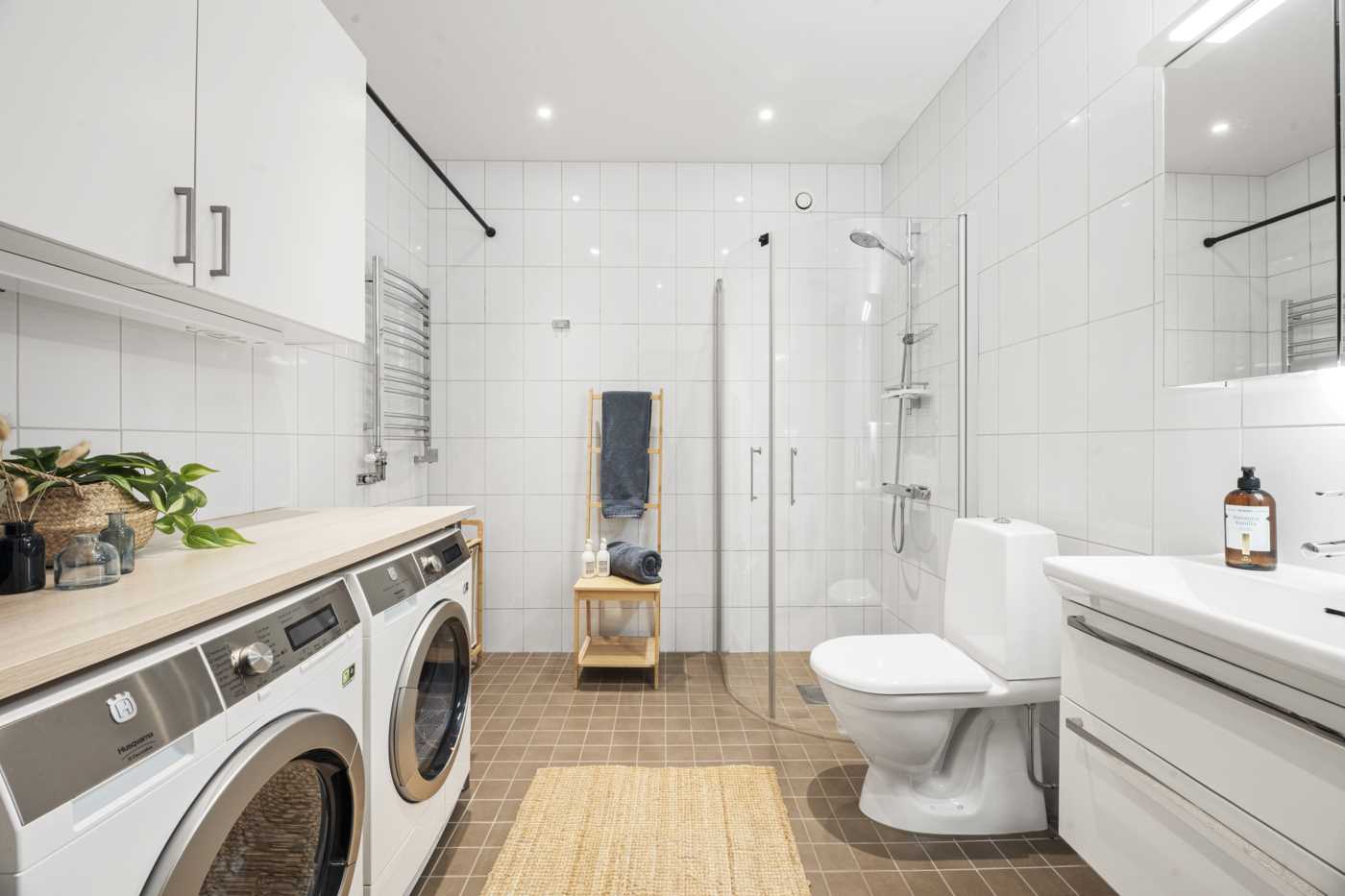 Rymligt duschrum med tvättsektion