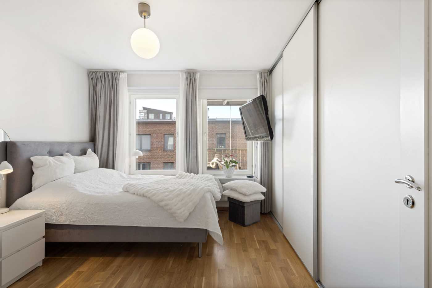 Båda sovrummen har även fint ljusinsläpp via två fönster