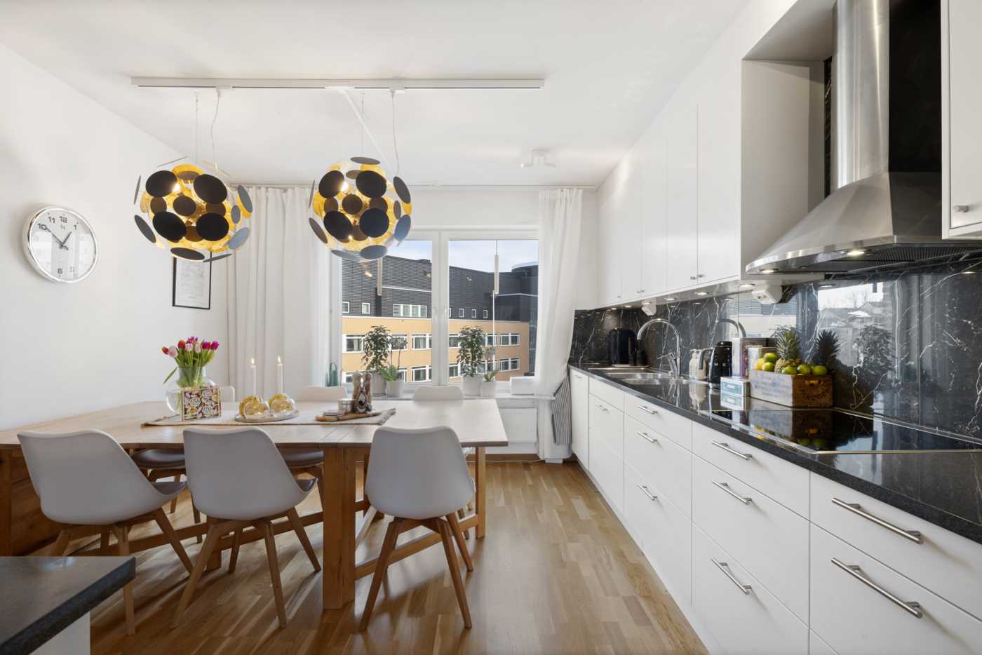 Matplats som rymmer sex personer