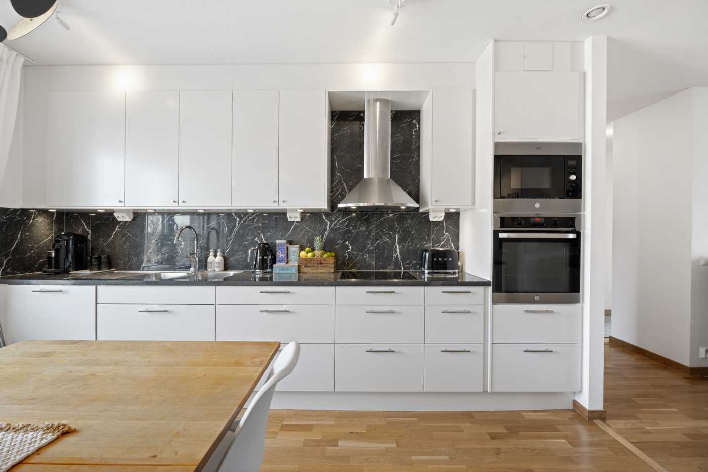 Generös förvaring i stilren köksinredning från Marbodal