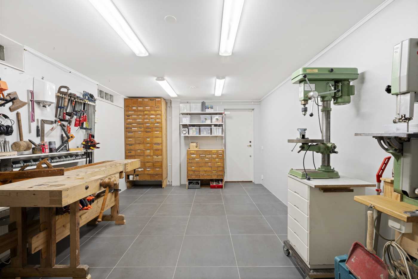 Rejält hobbyrum/verkstad som nås från suterrängplan med utgång till garaget