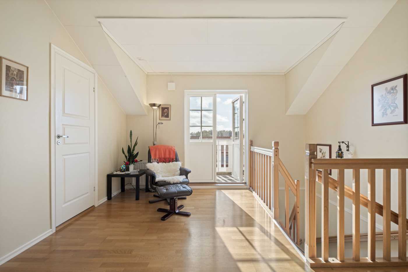 Hall med utgång till balkong