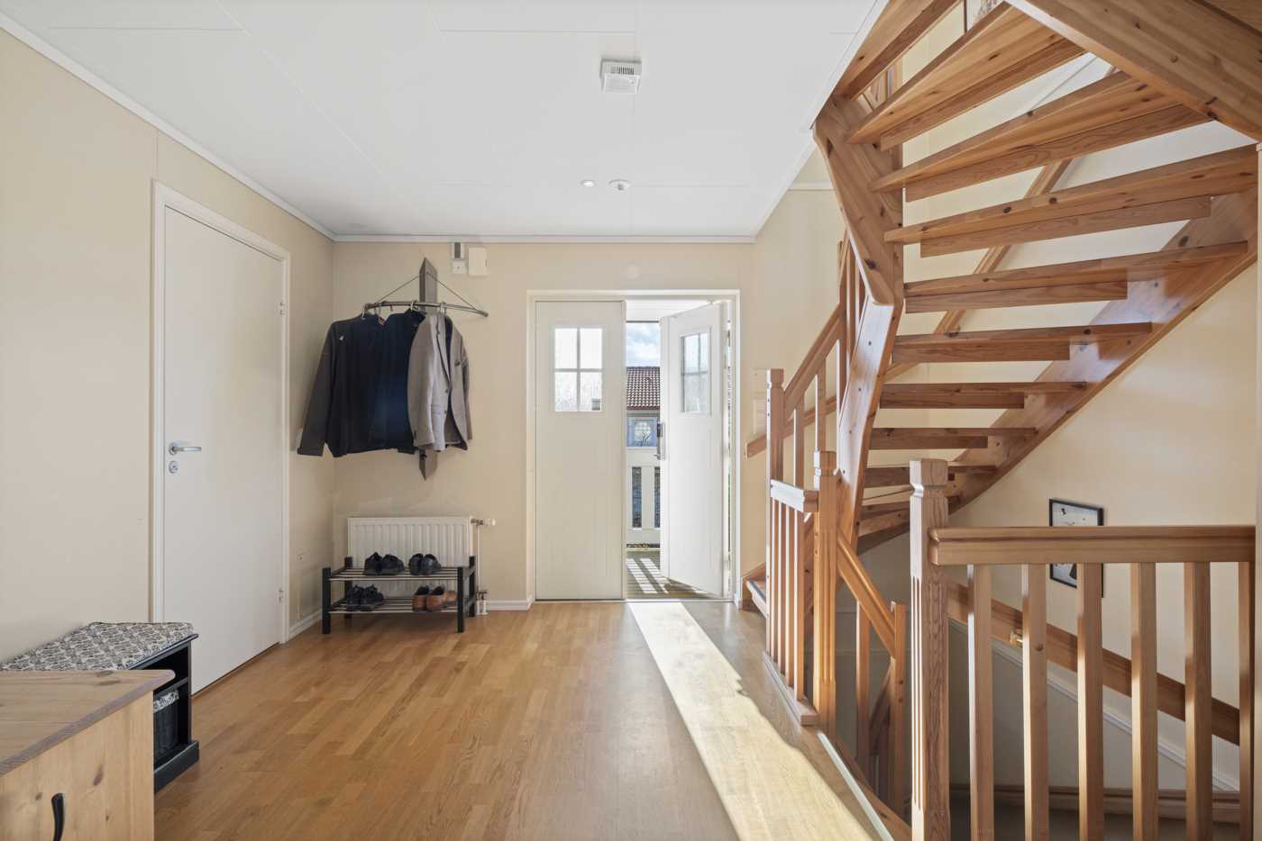 Entré & trappa till övervåning & suterrängplan