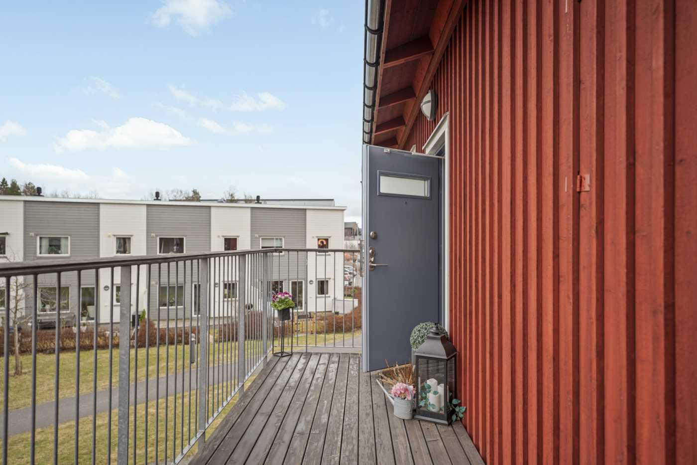 Loftgångsbalkong med morgonsol