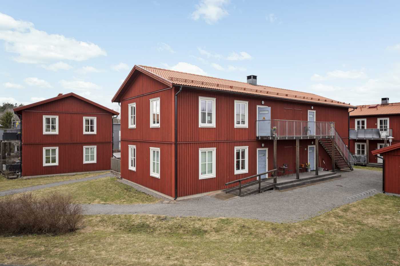 Lägenheten ligger på gaveln på övervåningen i denna byggnad