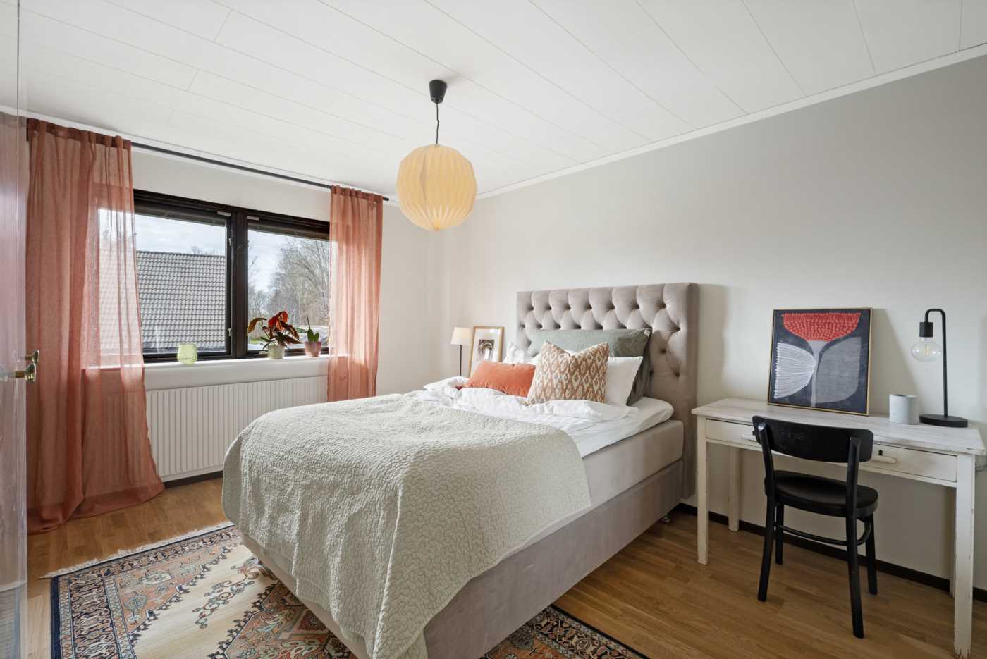 Stort fint sovrum 2 på övre plan