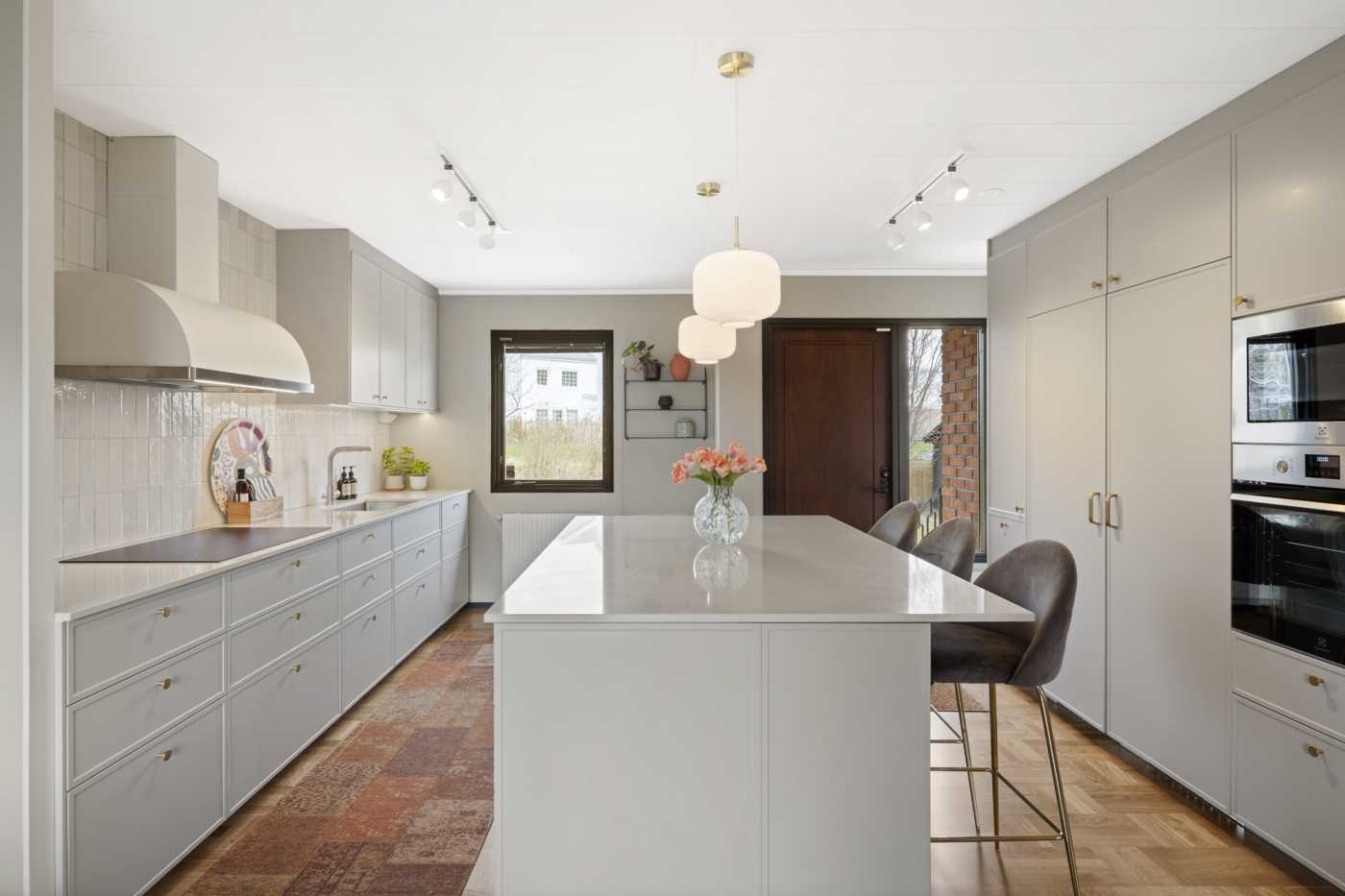 Kök med dörr till uteplats