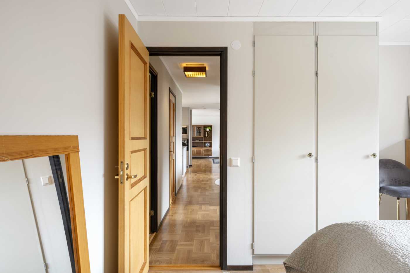 Garderober i stort fint sovrum 2 på övre plan