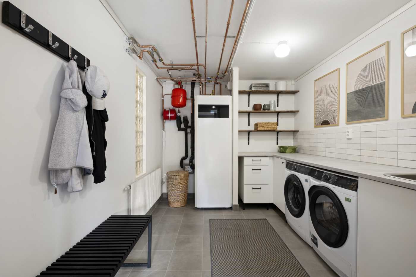 Stor nyrenoverad tvättstuga med bergvärmepump