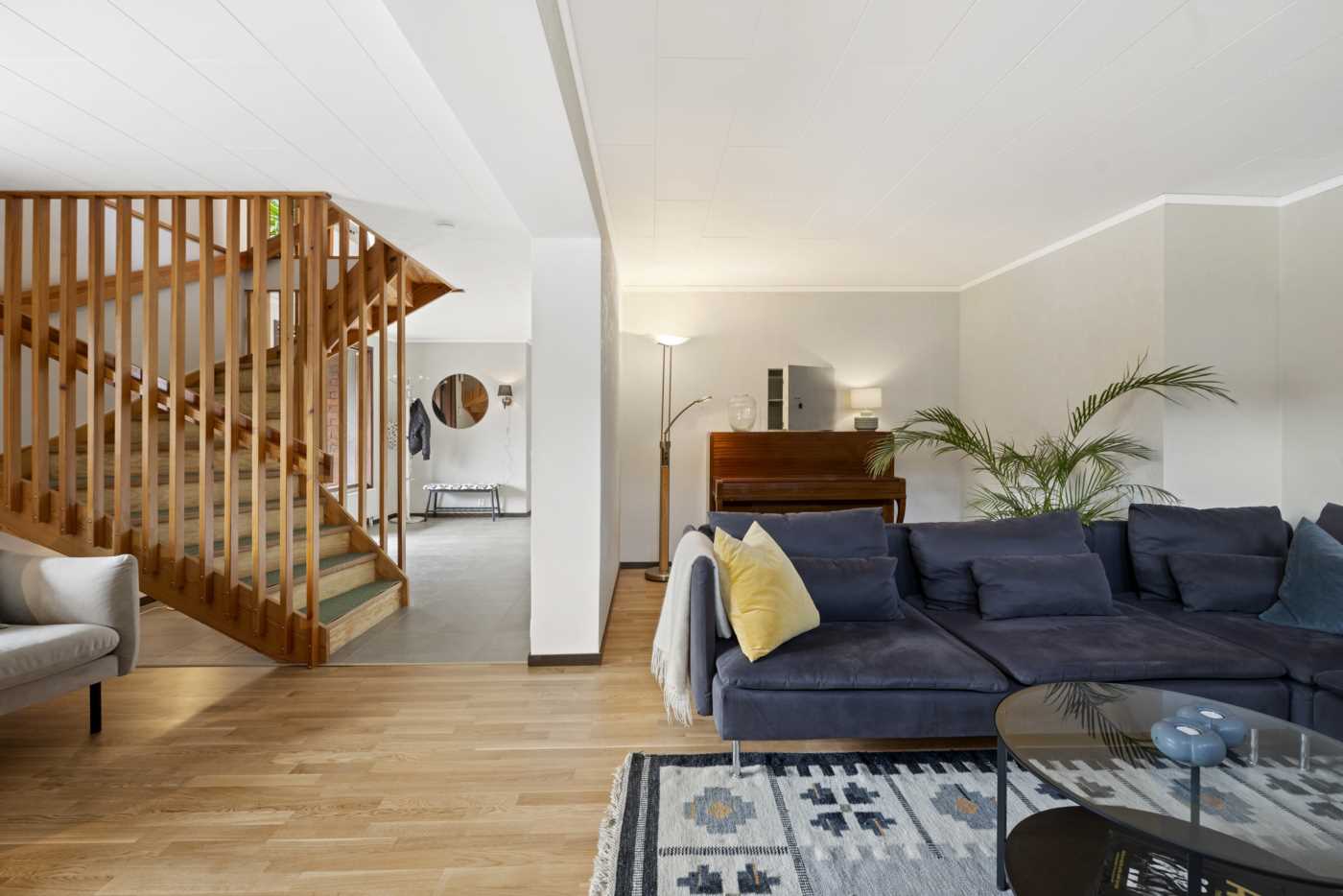 Ljust och trivsamt allrum på entréplan