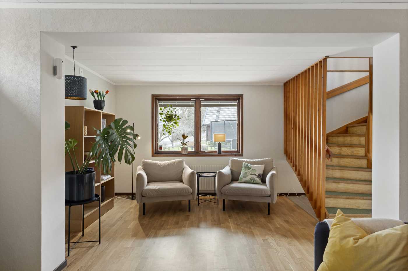 Allrummet och trappan upp till övervåningen