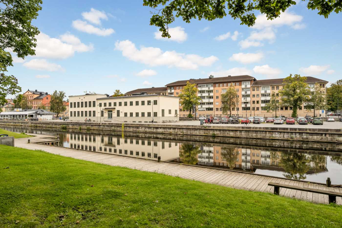 Brf Kungsängsliljan sedd från Stadsparken