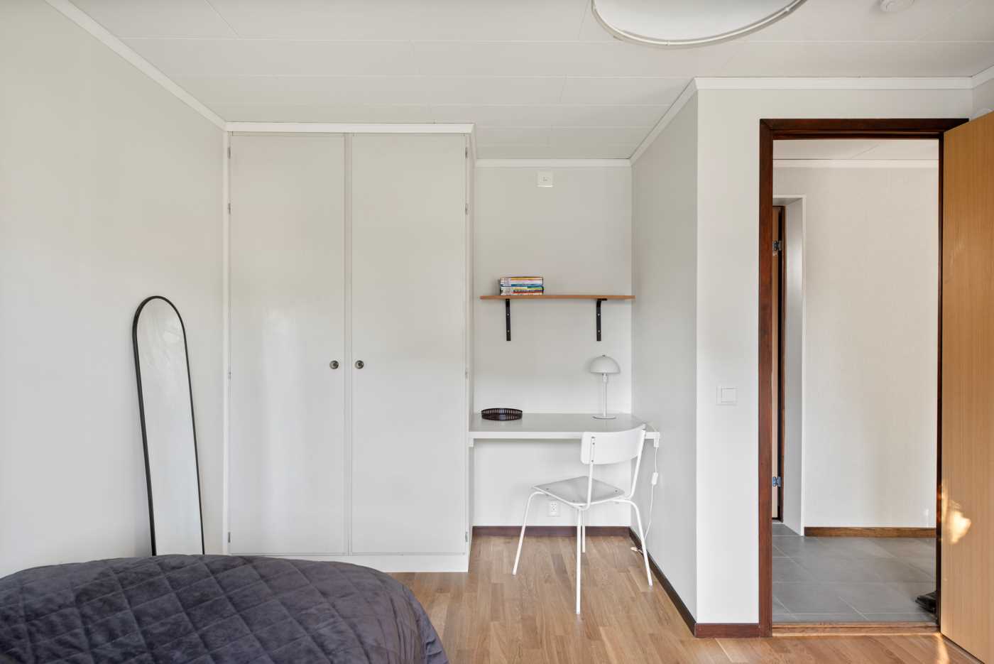 Kontorsplats och garderober i sovrum