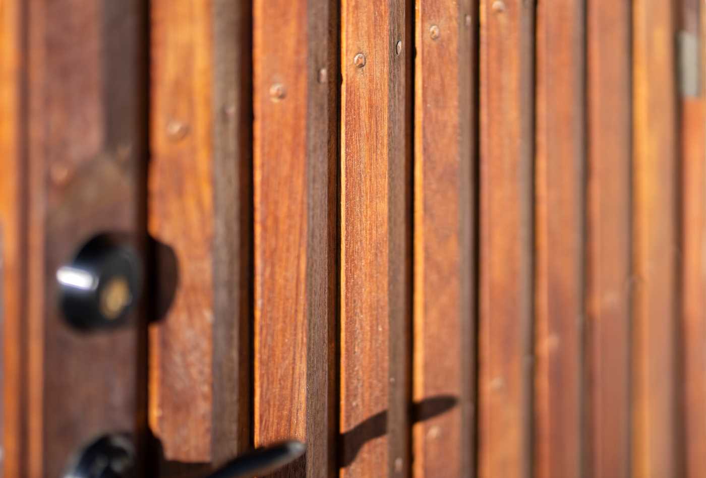 Den vackra och välbevarade ursprungliga dörren i teak