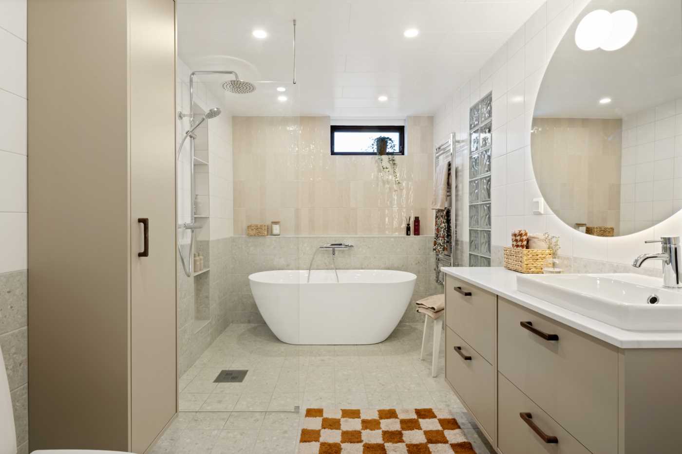 Nyrenoverat badrum i entréplan