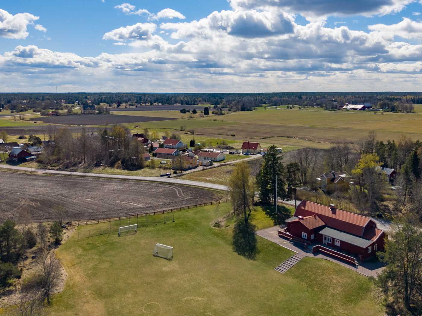 Rasbokils Bygdegård, ett stenkast från huset