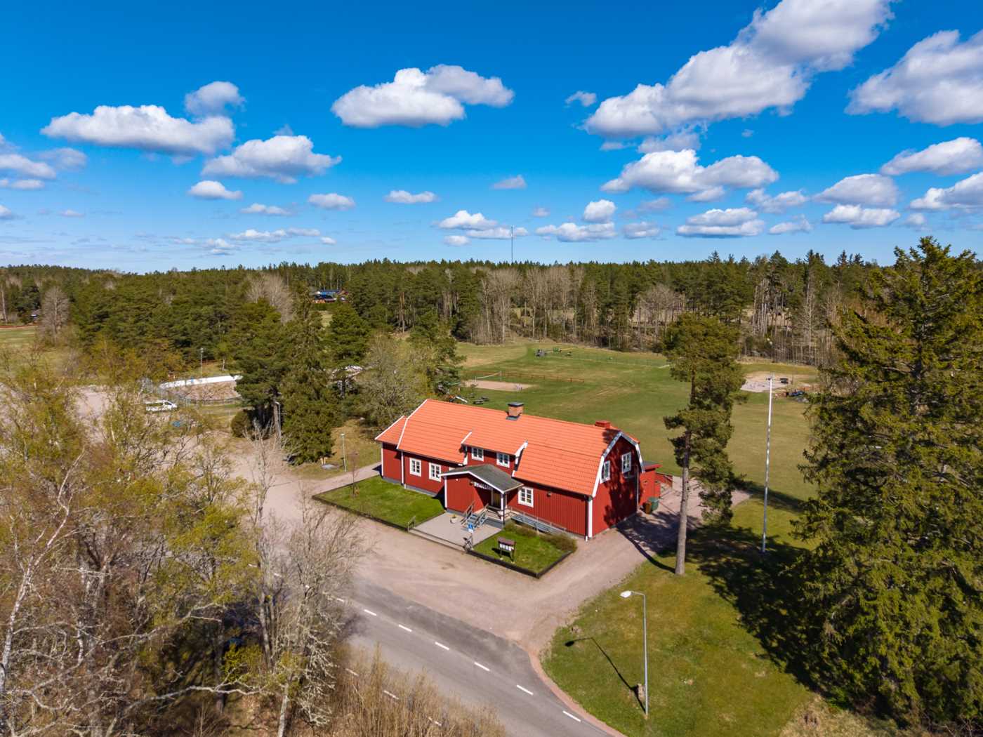 Rasbokils Bygdegård, ett stenkast från huset