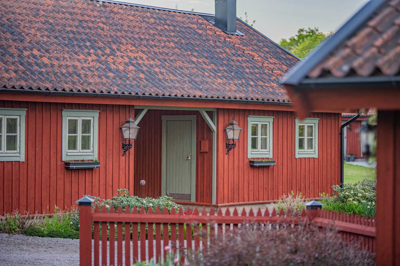 Sidobyggnaden med gästlgh/bastu & carport x 3