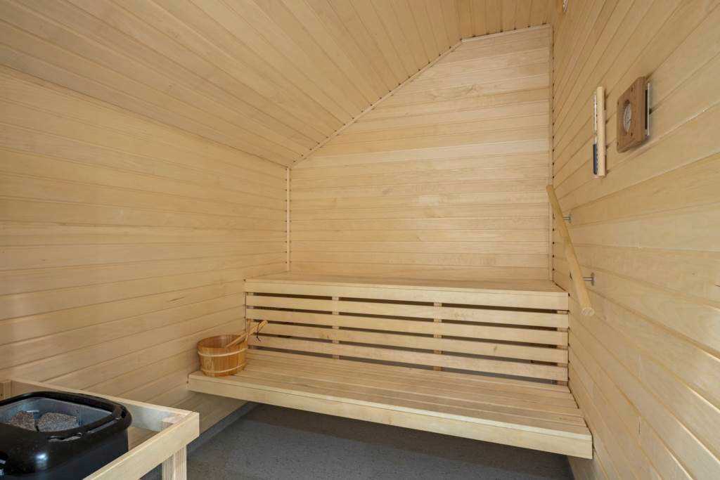 Gemensam bastu i anslutning till takterrassen och duschrummet